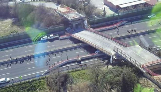 Hiện trường vụ sập cầu vượt bắc qua cao tốc ở Ý - Ảnh chụp từ màn hình