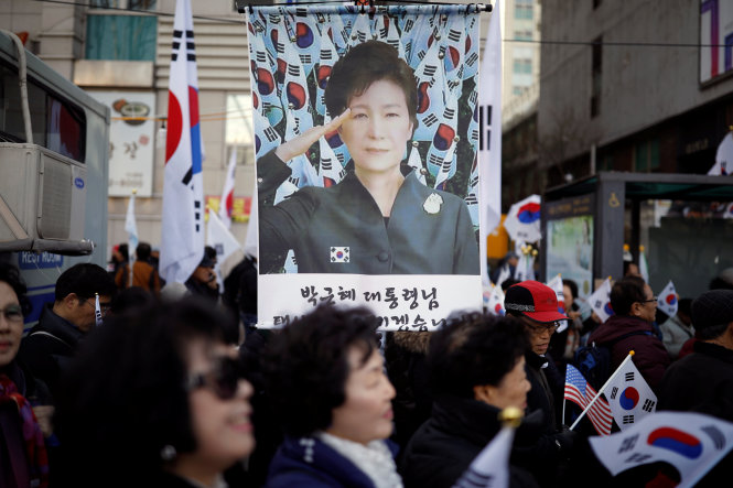 Những người biểu tình ủng hộ tổng thống bị đình chỉ Park Geun Hye tuần hành gần Tòa án hiến pháp Hàn Quốc ngày 9-3 - Ảnh: Reuters