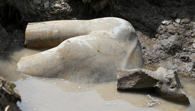 Một phần thân tượng pharaoh Ramses II - Ảnh: Reuters