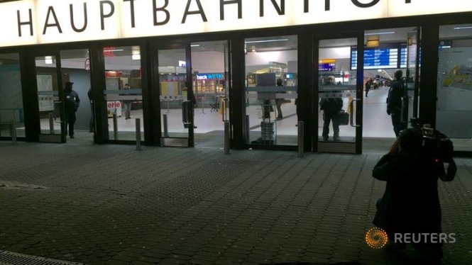 Cảnh sát Đức phong tỏa nhà ga Hauptbahnhof sau vụ tấn công - Ảnh: Reuters