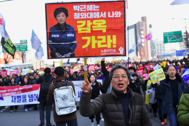 Người biểu tình chống bà Park Geun Hye ở Seoul ngày 10-3 - Ảnh: AFP