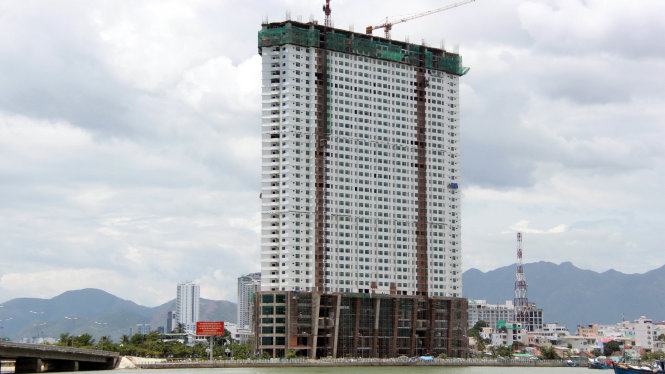 Công trình Mường Thanh Khánh Hòa hiện đã xây dựng được 43 tầng, trong khi đó giấy phép điều chỉnh chỉ cho xây 40 tầng - Ảnh: Trung Tân