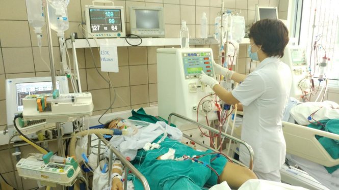 Bác sĩ đang điều trị cho một sinh viên ngộ độc tại Trung tâm Chống độc, Bệnh viện Bạch Mai - Ảnh: Bệnh viện cung cấp
