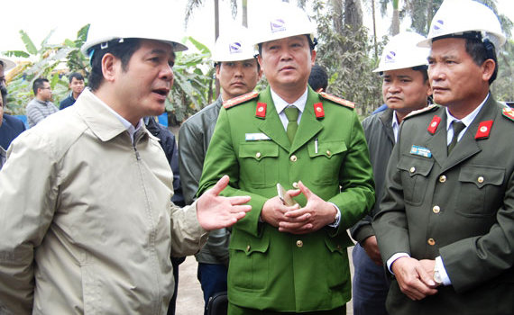 Ông Nguyễn Hồng Diên - chủ tịch UBND tỉnh Thái Bình (bìa trái) giao Công an tỉnh tập trung điều tra làm rõ nguyên nhân vụ tai nạn lao động nghiêm trọng xảy ra tại nhà máy thép Shengli thuộc địa bàn thị trấn An Bài, huyện Quỳnh Phụ - Ảnh: Khắc Duẩn