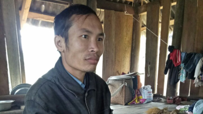 Anh Hà Văn Nhâm, ở bản Nà Đang, xã Lâm Phú, huyện Lang Chánh (Thanh Hóa) bị u tế bào ở cổ tay nhiều năm nay, không có tiền phẫu thuật - Ảnh: Hà Đồng