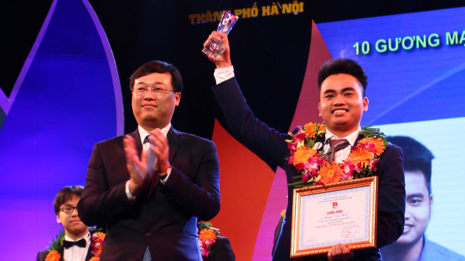 Nguyễn Văn Thiết (phải) trong lễ tuyên dương 10 gương mặt trẻ thủ đô tiêu biểu năm 2016 - Ảnh: Hà Thanh