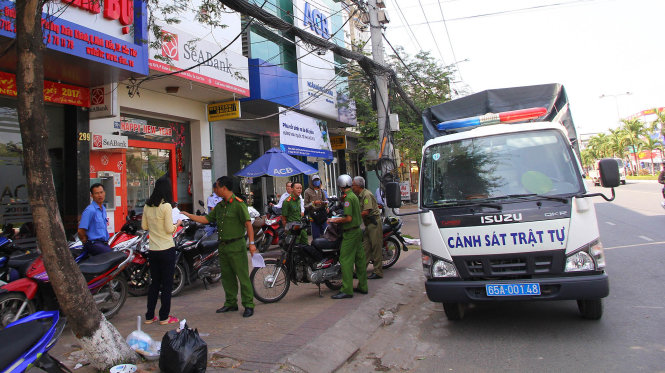 Sáng 10-3, lực lượng cảnh sát trật tự Công an quận Ninh Kiều đi tuần tra khắp các tuyến đường. Công an phải làm việc tới 22g mỗi ngày trong chiến dịch dọn dẹp vỉa hè - Ảnh: Chí Quốc