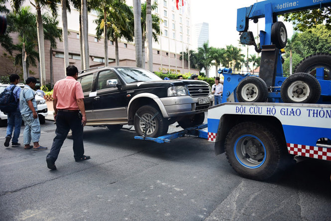 Một chiếc xe đậu sai quy định trên đường Tôn Đức Thắng, Q.1 bị cẩu về trụ sở quận - Ảnh: HỮU THUẬN