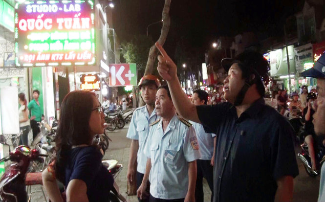 Ông Nguyễn Hữu Nghĩa - PCT UBND quận Gò Vấp đi nhắc nhờ người buôn bán không  được lấn chiếm vỉa hè - Ảnh: Cơ quan chức năng cung cấp