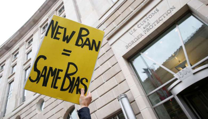 Người dân biểu tình sắc lệnh di trú mới tại Mỹ - Ảnh: Reuters