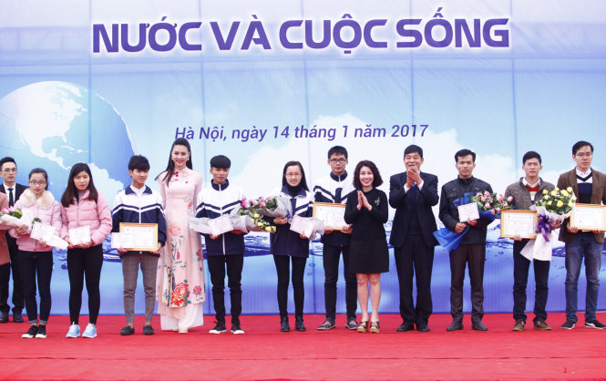 Ban tổ chức cuộc thi trao năm giải bạc cho các nhóm học sinh, sinh viên đoạt giải - Ảnh: Nam Trần