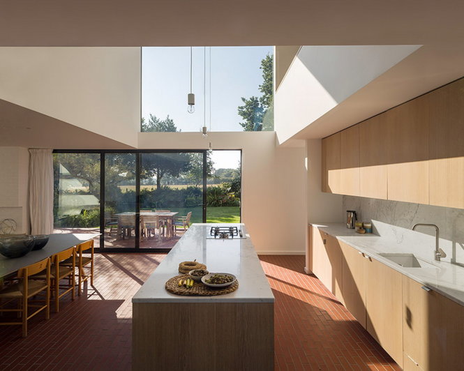 Hệ thống cửa kính giúp ngôi nhà luôn đầy đủ ánh sáng tự nhiên - Ảnh: designboom