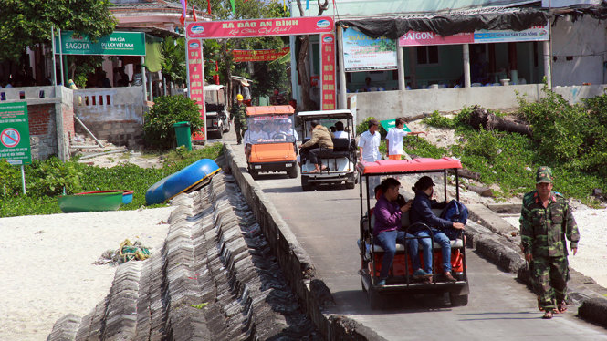 Dân đảo Bé sắm xe ôtô điện đưa đón du khách - Ảnh: Trần Mai