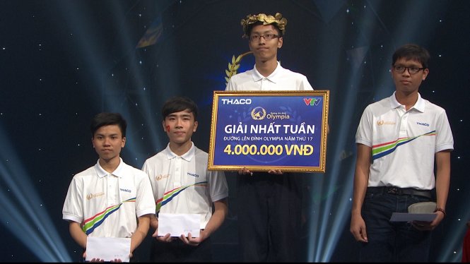 Thí sinh Thanh Tùng (thứ ba từ trái sang) là người chiến thắng cuộc thi tuần ngày 5-3 khi BTC mắc sai sót - Ảnh: FB Đường lên đỉnh Olympia