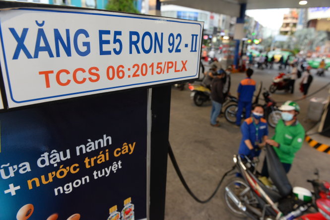 Xăng E5 bán tại một cây xăng ở quận Phú Nhuận, TP.HCM - Ảnh: Hữu Khoa