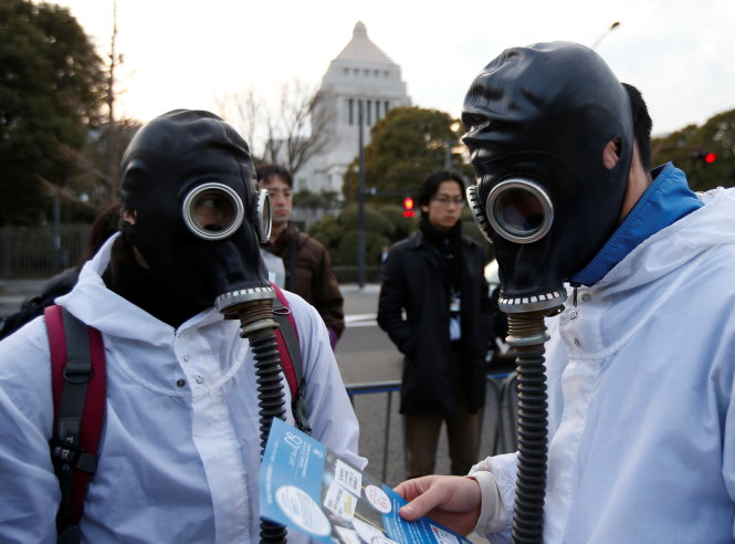 Người biểu tình chống hạt nhân đã tuần hành trước tòa nhà Quốc hội Nhật ở Tokyo ngày 11-3-2017 - Ảnh: Reuters