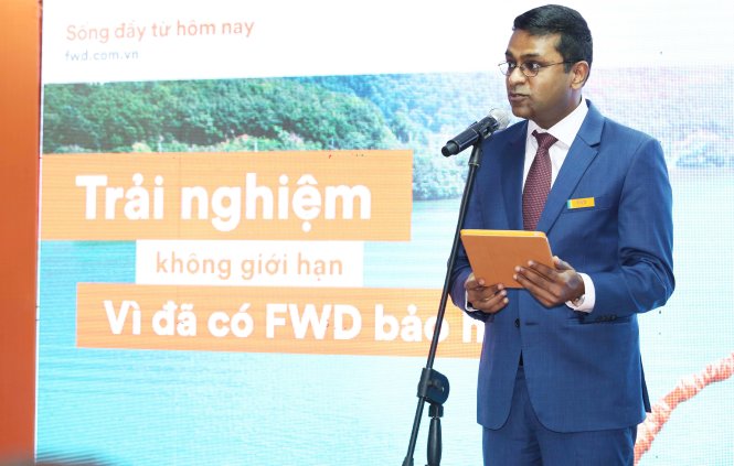 Ông Anantharaman Sridharan Tổng Giám Đốc FWD Việt Nam trả lời họp báo về các điều khoản loại trừ