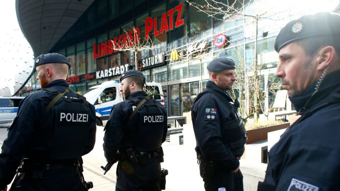 Cảnh sát Đức bảo vệ trước trung tâm thương mại ở Essen - Ảnh: Reuters