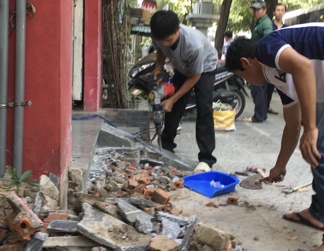 Người dân trên đương Nguyễn Du Q.1 TP.HCM  hưởng ứng đập bỏ phần tam cấp lấn chiếm vỉa hè - Ảnh Tự Trung