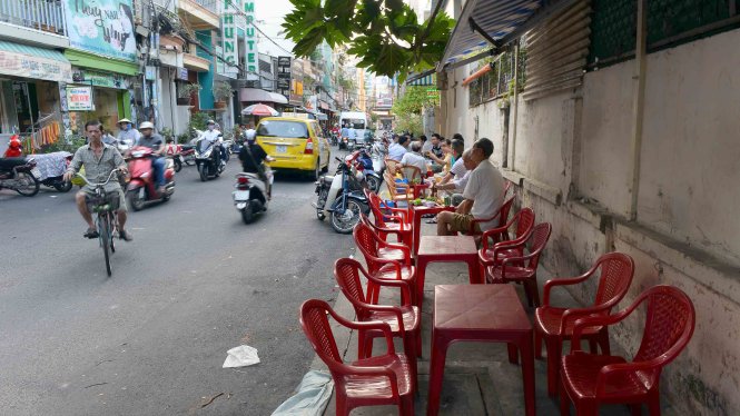Một quán nhậu đặt bàn ghế, dựng xe máy chiếm hết vỉa hè và lòng đường tại hẻm 306 Nguyễn Thị Minh Khai, P.5, Q.3, TP.HCM - Ảnh: H.K.