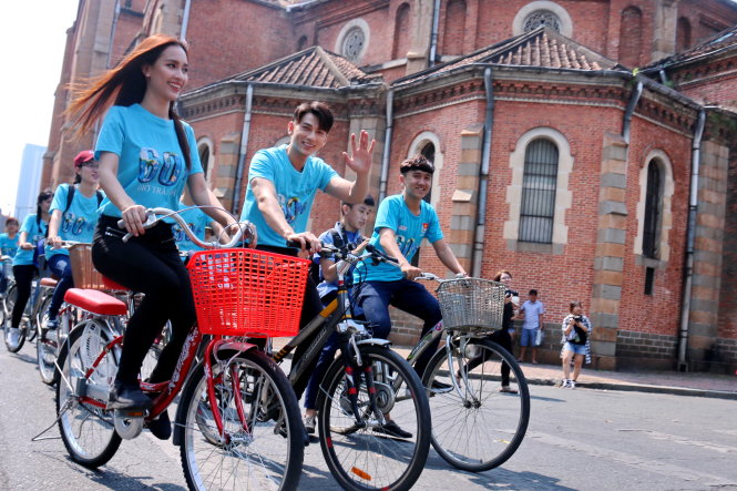 Hai đại sứ cùng các tình nguyện viên đạp xe xung quanh TP - Ảnh: Ngọc Hiển