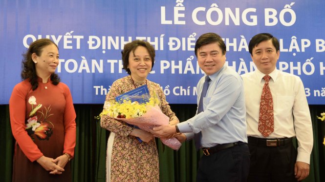 Chủ tich UBND.TP.HCM Nguyễn Thành Phong trao quyết định thành 
lập Ban Quản lý An toàn Vệ Sinh Thực Phẩm, sáng 11-3-2017 - Ảnh Tự Trung