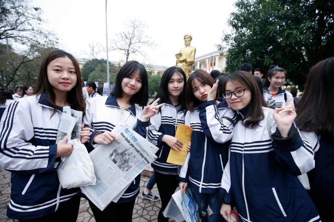 Các em học sinh Nghệ An đến dự chương trình tư vấn sáng 11-3 - Ảnh: Nam Trần