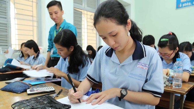 Học sinh Tôn Nữ Cát Đằng - lớp 12CA1 Trường THPT chuyên Lê Hồng Phong TP.HCM, giải nhất môn tiếng Anh quốc gia 2017 - làm bài kiểm tra môn địa. Đây là trường có nhiều học sinh được xét tuyển thẳng vào các trường ĐH - Ảnh: Như Hùng