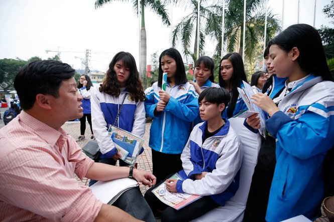 TS Phạm Mạnh Hà, phó trưởng Khoa công tác thanh niên, Học viện Thanh thiếu niên Việt Nam, gỡ rối những lo âu giúp các bạn học sinh - Ảnh: Nam Trần