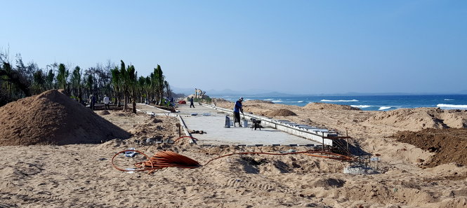 Thi công dự án “đường đi bộ” trên đường Độc Lập ở ven biển TP Tuy Hòa, tỉnh Phú Yên - Ảnh: DUY THANH