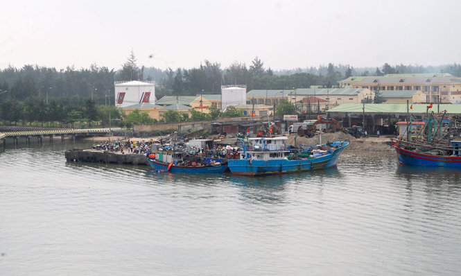 Chiếc tàu chở cá bè quỵt đầu tiên cập cảng Cửa Việt, hàng trăm thương lái đã chờ sẵn để mua  – Ảnh: QUỐC NAM