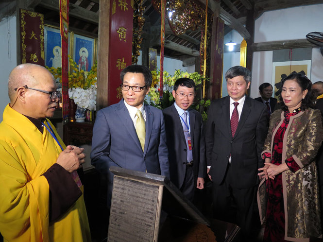 Phó Thủ tướng Chính phủ Vũ Đức Đam trò chuyện với hòa thượng tại chùa - Ảnh: HOÀNG BÁCH