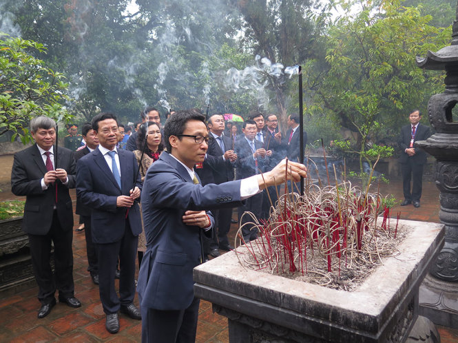 Phó Thủ tướng Chính phủ Vũ Đức Đam dâng hương tại chùa Bổ Đà - Ảnh: HOÀNG BÁCH