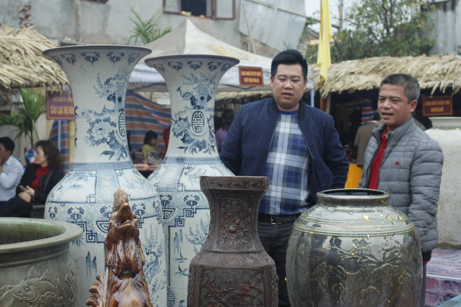 Du khách tham quan quan các sản phẩm gốm được trưng bày tại Bát Tràng - Ảnh: Kiều Thu