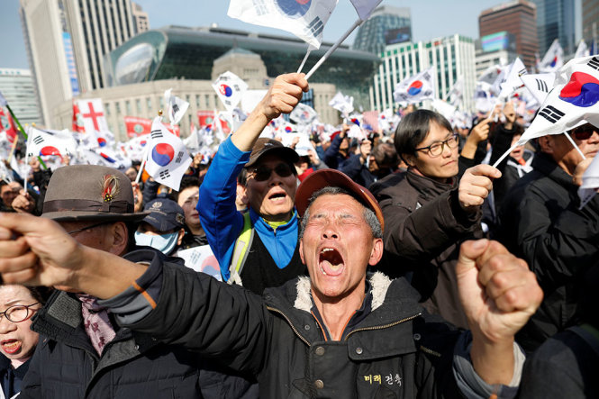 Những người ủng hộ tổng thống bị phế truất Park Geun Hye trong một cuộc xuống đường tại thủ đô Seoul ngày 11-3     - Ảnh: Reuters