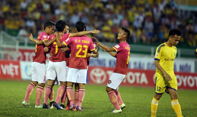 Các cầu thủ Sài Gòn ăn mừng bàn thắng vào lưới SLNA. Ảnh: N.K
