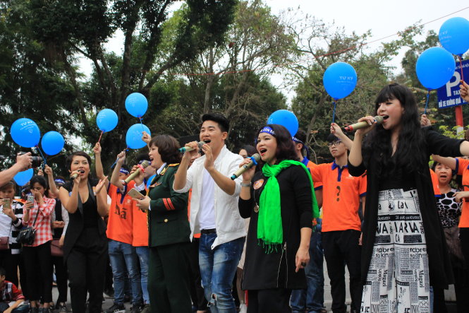 Rất đông ca sĩ cùng tham gia chương trình ca nhạc đường phố vì trẻ tự kỷ - Ảnh: Hà Thanh