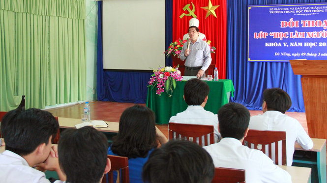 Thầy hiệu trưởng Nguyễn Duy Thảo đối thoại với học sinh Lớp học làm người có ích - Ảnh: Đ.Cường