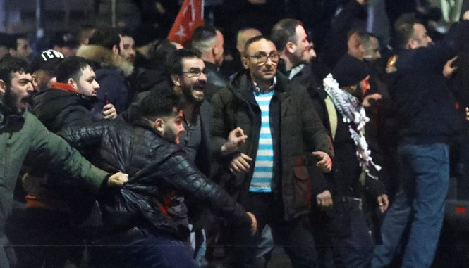 Người biểu tình Thổ Nhĩ Kỳ đụng độ cảnh sát bên ngoài lãnh sự quán Thổ tại Rotterdam - Ảnh: Reuters
