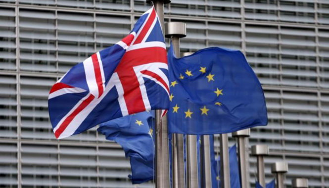 Cờ Anh và cờ EU tại trụ sở EU ở Brussells, Bỉ - Ảnh: Reuters
