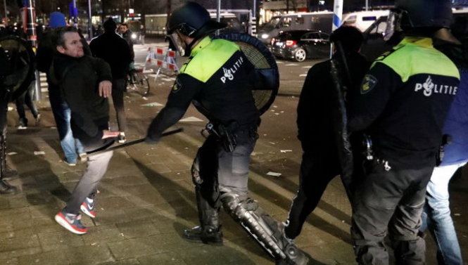 Người Thổ Nhĩ Kỳ biểu tình đụng độ với cảnh sát chống bạo động ở Rotterdam rạng sáng 12-3 - Ảnh: Reuters