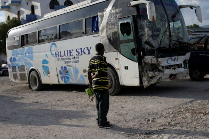 Chiếc xe buýt gây tai nạn nằm tại hiện trường - Ảnh: Reuters