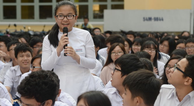 Em HS Hồng Vy, lớp 10A3 trả lời xuất sắc về biển đảo tại buổi nói chuyện về chủ quyền biển, đạo Việt Nam, sáng 13-3-2017 - Ảnh: Tự Trung