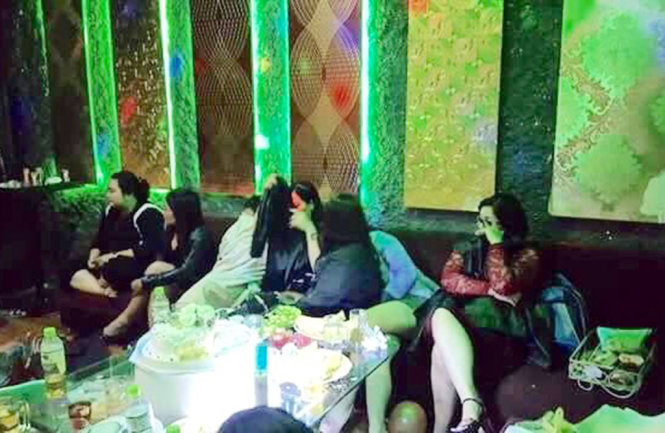Khi cơ quan công an ập vào kiểm tra tụ điểm karaoke The Voice thuộc quận Lê Chân, Hải Phòng đã phát hiện trong một số phòng VIP có người sử dụng ma túy đá - Ảnh: CTV