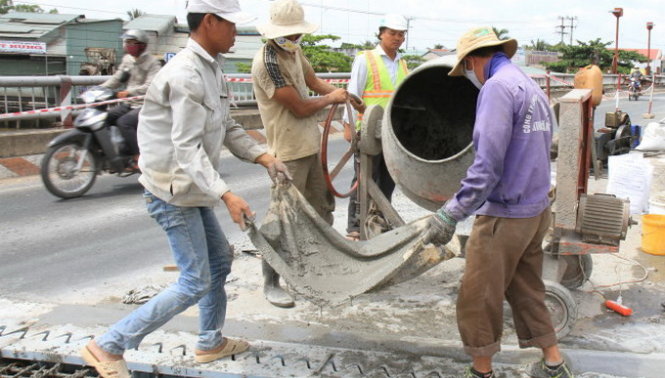 Công nhân sửa chữa cầu trên quốc lộ 1 qua Tiền Giang - Ảnh: Vân Trường