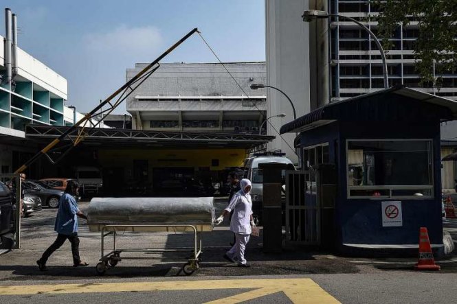 Một thi thể được đưa đi trong bệnh viện Kuala Lumpur - Ảnh: AFP