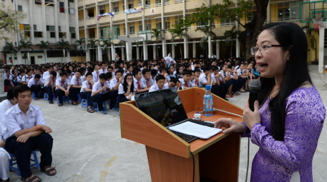 Phó Ban Tuyên giáo quận 1, Bùi Thị Thúy Hiền nói chuyện về biển đảo Việt Nam với các học sinh Trường THPT chuyên Trần Đại Nghĩa, sáng 13-11-2017 - Ảnh: Tự Trung