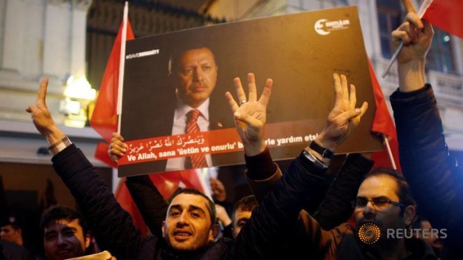 Người biểu tình giơ cao ảnh của ông Erdogan trước lãnh sự quán Hà Lan tại Istanbul - Ảnh: Reuters