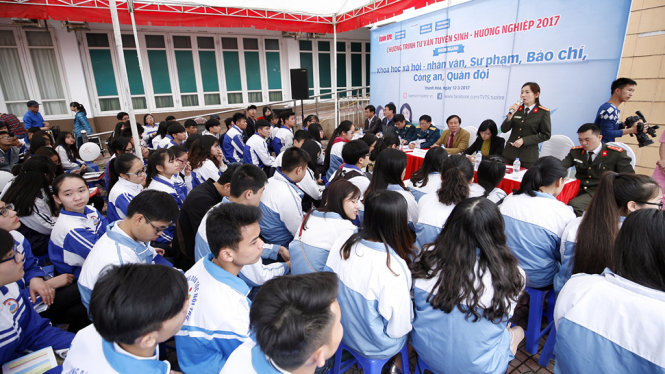 Các thầy cô tư vấn chuyên sâu cho học sinh tại chương trình tư vấn tuyển sinh - hướng nghiệp ở Thanh Hóa sáng 12-3 - Ảnh: Nam Trần