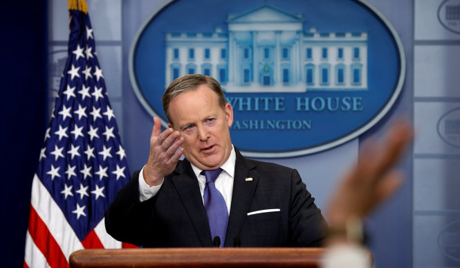 Ông Sean Spicer chủ trì một cuộc họp báo tại Nhà Trắng ngày 13-3-2017 - Ảnh: Reuters